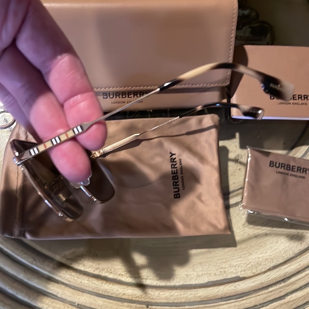 Burberry sunglasses - Picture 12 of 14